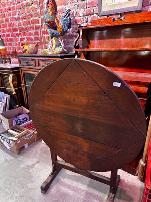 une table placée au milieu d'une pièce