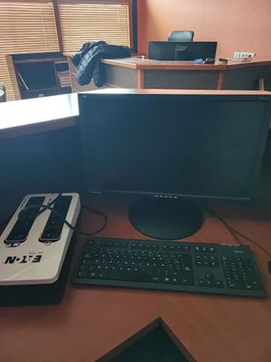 un bureau d'ordinateur équipé d'un clavier et d'un écran
