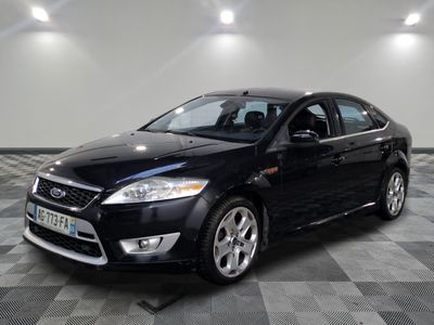 une photo d'une Ford Focus noire garée sur un sol à damier