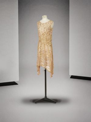 une photo d'une robe posée sur un mannequin dans une pièce