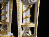 deux vases posés sur une table