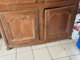 une armoire en bois au milieu d'un sol carrelé