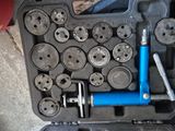 un jeu d'outils rangé dans une boîte à outils posée par terre