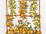 une image représentant un torchon de cuisine orné d'oranges et de feuilles