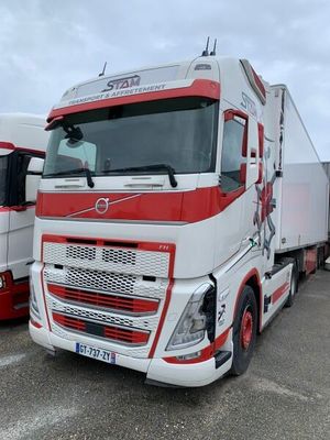 deux gros camions garés l'un à côté de l'autre sur un parking