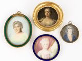 trois portraits miniatures de femmes sont exposés dans un cadre doré