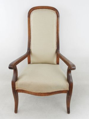 une chaise en bois avec une assise rembourrée de couleur beige