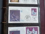 la photo d'un classeur contenant des timbres