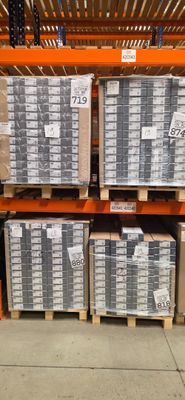 de nombreuses piles de cartons sur une palette dans un entrepôt