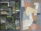 deux tableaux de couleurs et de formes différentes sur un fond bleu