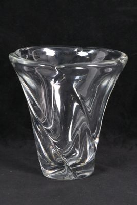une image représentant un vase en verre transparent sur fond noir
