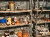 de nombreuses étagères contenant divers objets dans une pièce