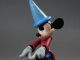 figurine de Mickey Mouse avec un chapeau bleu et un manteau rouge