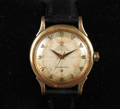 une image d'une montre en or avec des chiffres romains sur le cadran