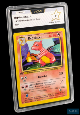 gros plan d'une carte pokemon dans un étui en plastique