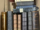 de nombreux livres anciens dans une boîte en carton posée sur l'étagère