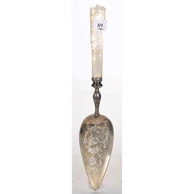 une cuillère ancienne en argent dont le manche est orné d'un motif représentant un dragon