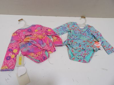 deux petits objets posés sur une table blanche