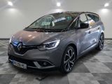 la voiture grise est garée dans le garage sur un sol en damier