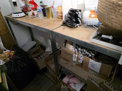 une étagère sur laquelle se trouvent de nombreux objets