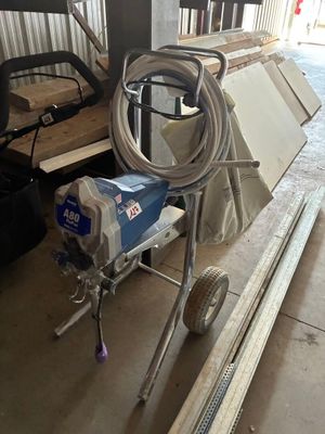 une machine posée sur un chariot dans un garage