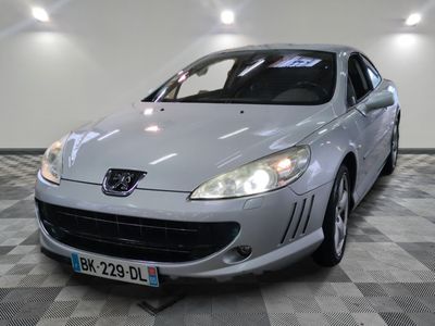 la photo d'une voiture argentée garée dans un garage