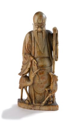statue représentant un homme avec une chèvre et un oiseau, sur fond blanc
