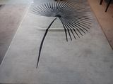 un tapis orné d'un motif de feuilles de palmier