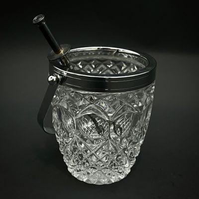 un bocal en verre contenant une paille, posé sur une table