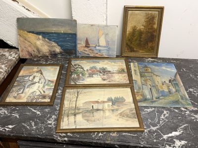 quatre tableaux posés sur une table, avec une photo représentant un voilier