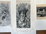 trois photos en noir et blanc représentant des personnes dans un jardin, accrochées au mur