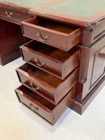 Grand bureau à caisson en bois teinté, dessus feutrine verte… (photo 3)