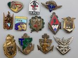 Plusieurs types différents d'insignes militaires sont exposés sur un fond blanc