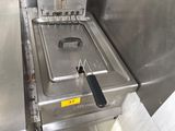 une friteuse dans un coin de la cuisine