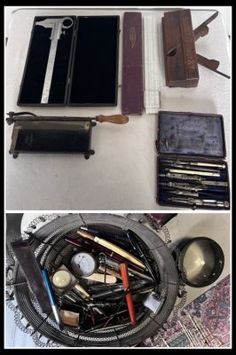 de nombreux types de stylos et de crayons sur la table