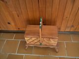 une brosse à dents posée sur un support en bois devant une porte