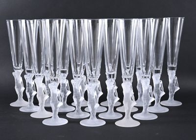 un grand nombre de verres à vin posés sur une table