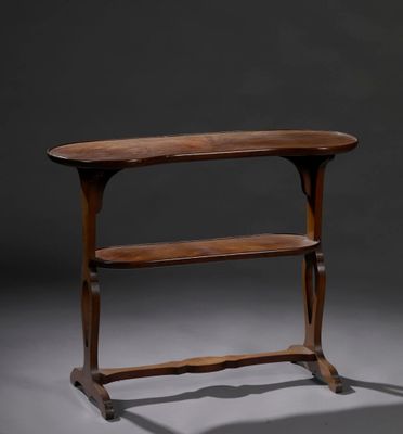une vieille table en bois surmontée d'une étagère