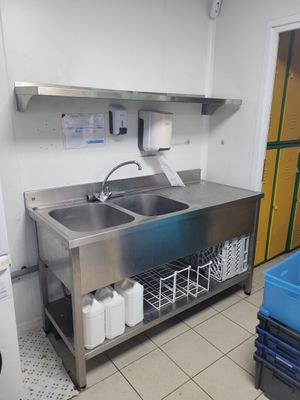 une cuisine équipée d'un évier et d'un lave-vaisselle