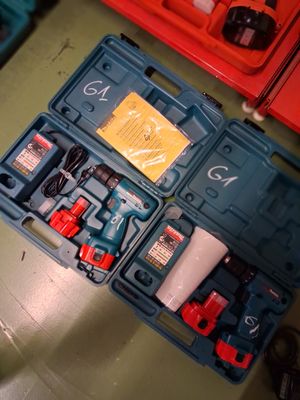 une boîte à outils bleue avec des outils sur une table