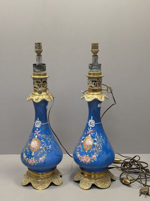une paire de lampes-vases bleues et dorées ornées de motifs floraux