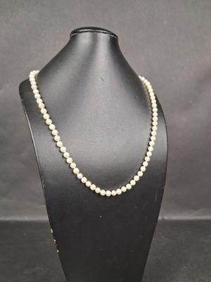 Collier de 79 perles de cultures, fermoir en or jaune (750/1…