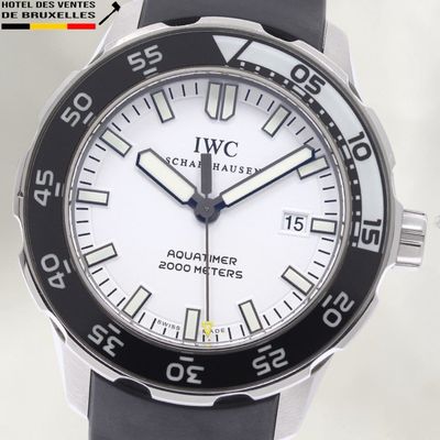 Gros plan sur une montre-bracelet à cadran blanc