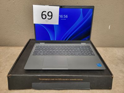 un ordinateur portable ouvert posé sur une boîte, sur une table