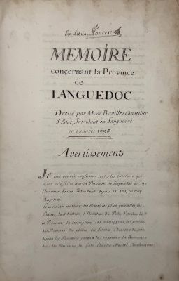 un vieux livre écrit posé sur une table