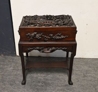 une vieille table en bois surmontée d'un tiroir