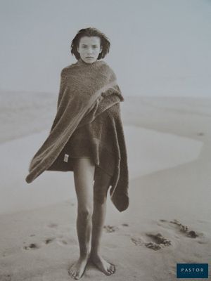 une photo en noir et blanc d'une femme debout sur la plage
