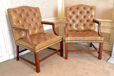 deux chaises assises l'une à côté de l'autre dans une pièce
