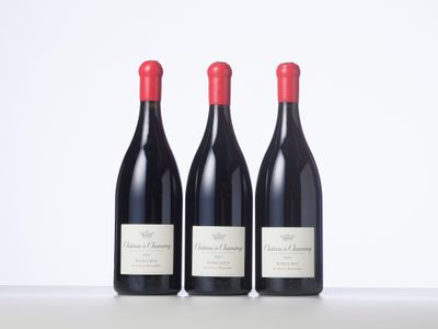 trois bouteilles de vin posées sur une table