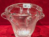 un gros plan d'un vase en verre posé sur une surface rouge